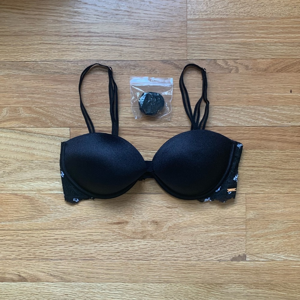NWOT - VS PINK Black and White Floral Lace Underwire Strapless Bra. Size 32C.